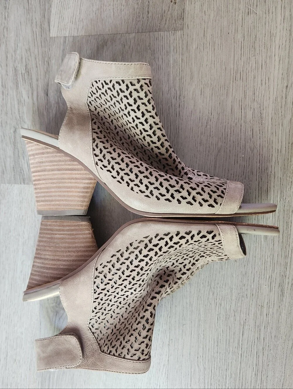 Vince Camuto Dastana perforated leather peep-toe block heel Booties women 10W